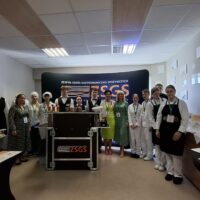 Pamiątkowe zdjęcie osób zaangażowanych w promocję szkoły podczas miasteczka zawodów