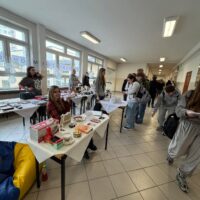 Uczniowie chętnie biorą udział w losowaniu