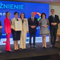 Przedstawiciele szkoły, Miasta Olsztyna, MEN oraz FRSE po uroczystym wręczeniu nagród