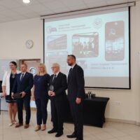 Prezydent Olsztyna wręcza uroczyście wyróżnienie