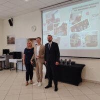 Prezydent Olsztyna wręcza uroczyście wyróżnienie