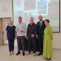 Prezydent Olsztyna wręcza uroczyście wyróżnienie