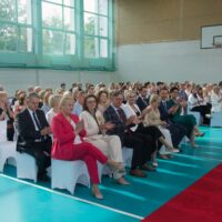 Społeczność szkolna oraz zgromadzeni goście